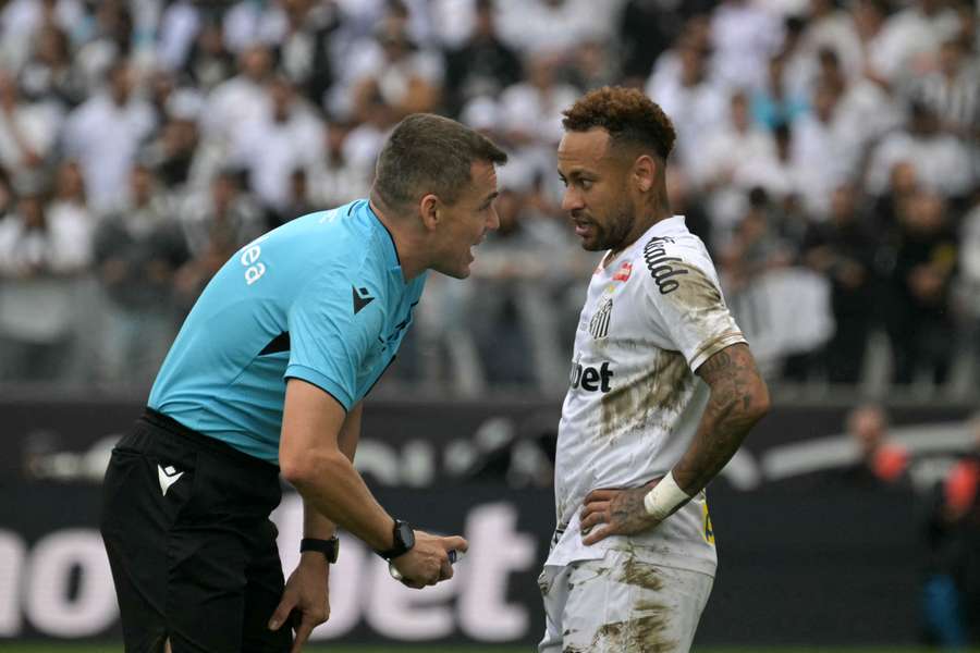 Neymar conversa com o árbitro Paulo Cesar Zanovelli Neymar conversa com o árbitro Paulo Cesar Zanovelli