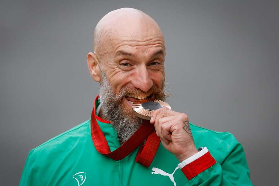 O atleta português Luís Costa posa para a fotografia com a medalha de bronze conquistada na prova de ciclismo de estrada