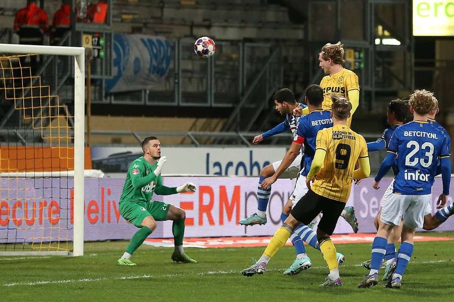 Matisse Didden scoort de 1-0 voor Roda JC