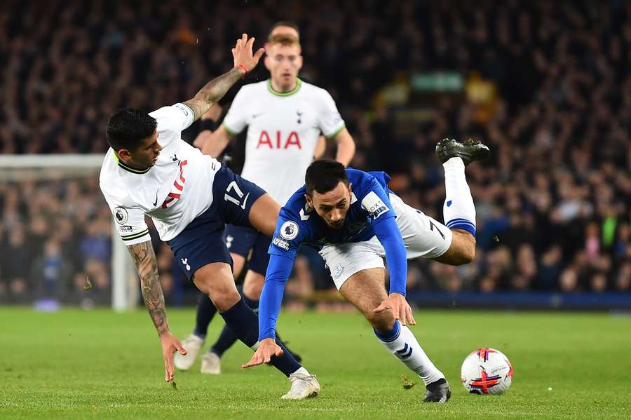 Everton arrancou empate no fim