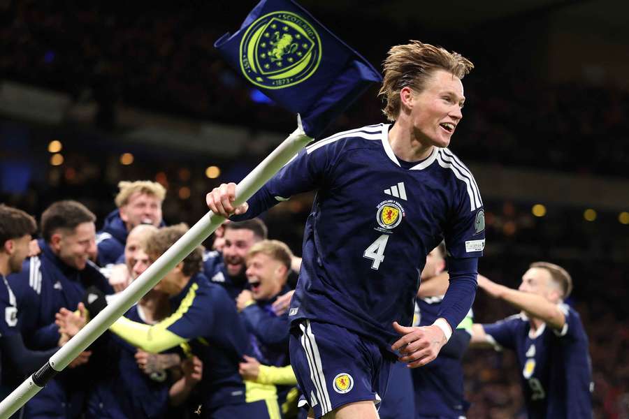 McTominay celebra tras el cuarto gol de Escocia ante Dinamarca