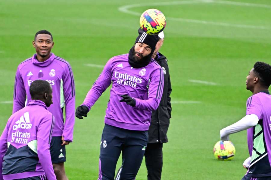 Karim Benzema cabezea el balón durante un entrenamiento con el Real Madrid.