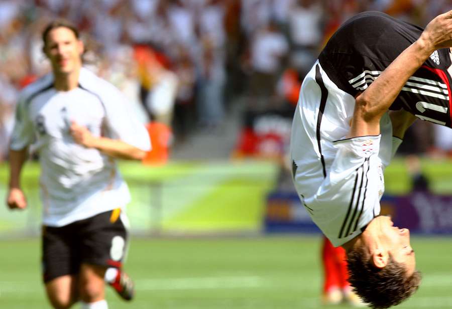 Klose célèbre son premier but. Klose célèbre son premier but.