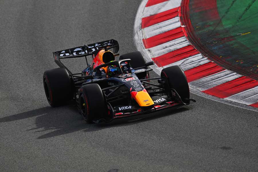 Red Bull foi uma das equipas que colocou o carro na pista em Barcelona Red Bull foi uma das equipas que colocou o carro na pista em Barcelona