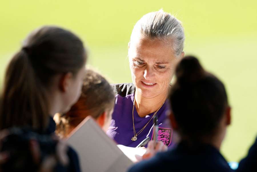 Sarina Wiegman signant des autographes. Sarina Wiegman signant des autographes.