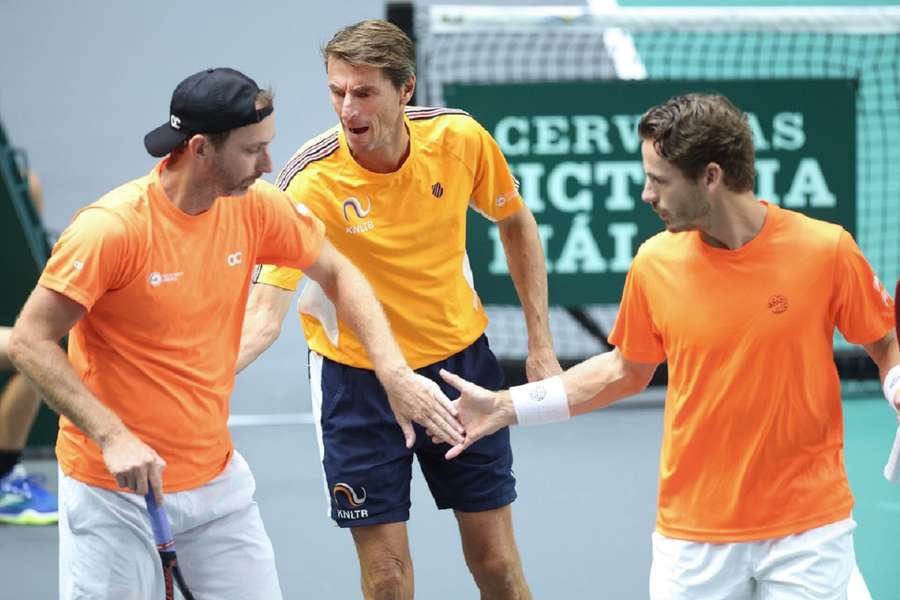 Paul Haarhuis pept Wesley Koolhof (R)and Matwe Middelkoop (L) op tijdens de 2023 Davis Cup Finals in Split