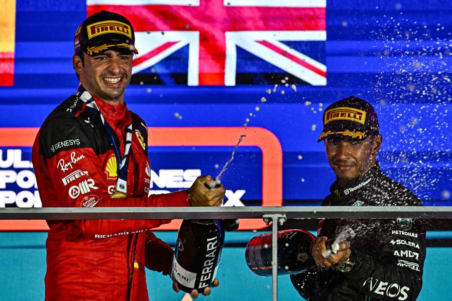 Carlos Sainz (L) i Lewis Hamilton (R)