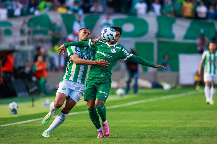 Duelo de Alviverdes proporcionou semelhança que poderia ter sido antecipada pela arbitragem Duelo de Alviverdes proporcionou semelhança que poderia ter sido antecipada pela arbitragem