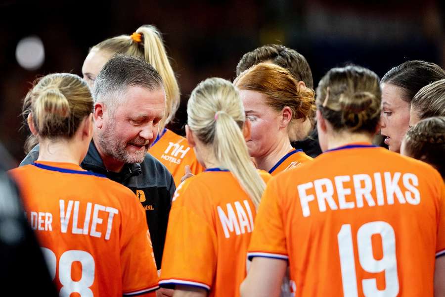 Coach Per Johansson te midden van de Nederlandse handbalsters tijdens de Golden League