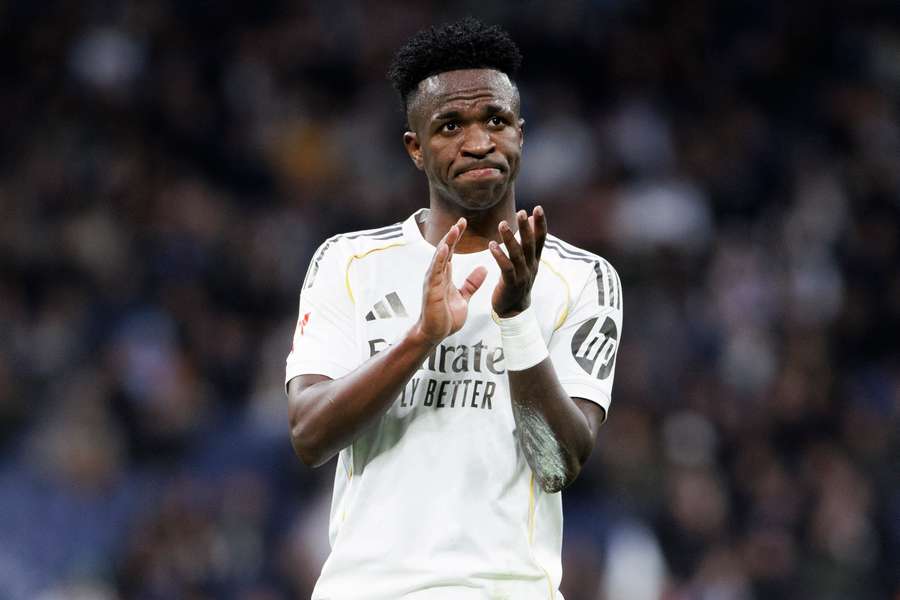 Vini a applaudi le public du Santiago Bernabéu après avoir essuyé des sifflets contre Levante.