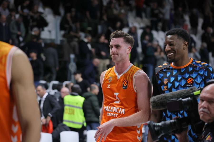 Reuvers, histórico MVP del Valencia Basket, sonriente junto a Sima