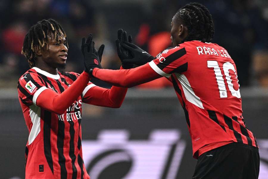 Chukwueze y Rafael Leão celebrando uno de los goles del Milan