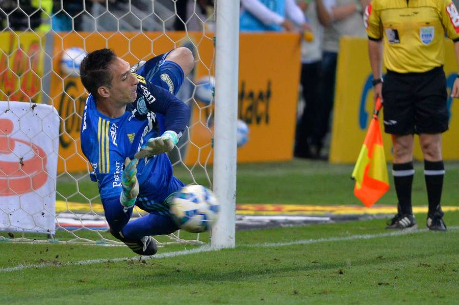 Fernando Prass na disputa de pênaltis da final da Copa do Brasil de 2015 Fernando Prass na disputa de pênaltis da final da Copa do Brasil de 2015