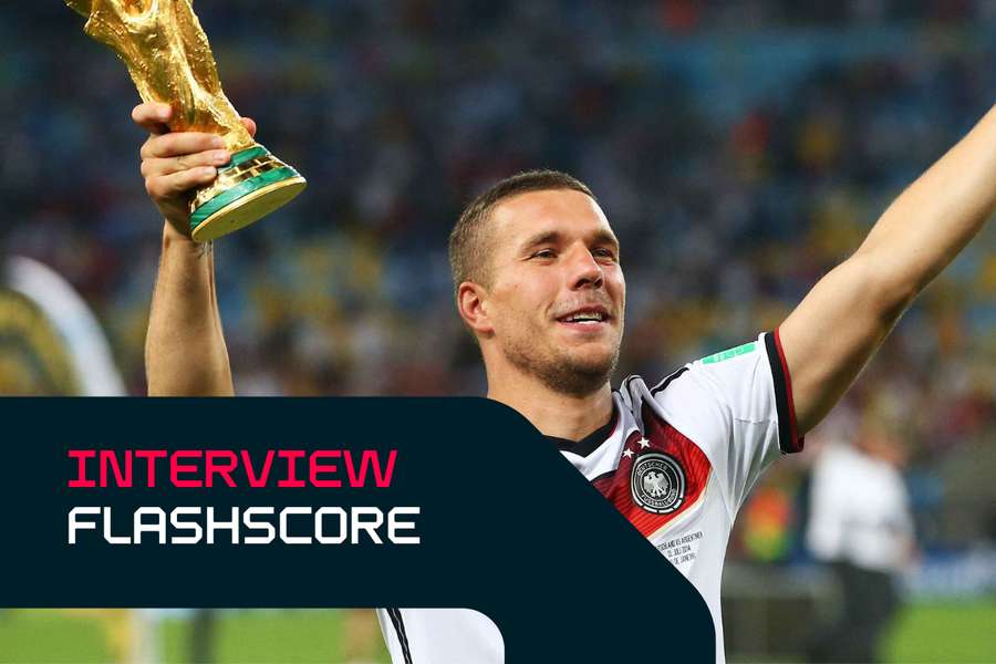Lukas Podolski soulève le trophée après avoir remporté la Coupe du monde 2014 avec l’Allemagne Lukas Podolski soulève le trophée après avoir remporté la Coupe du monde 2014 avec l’Allemagne