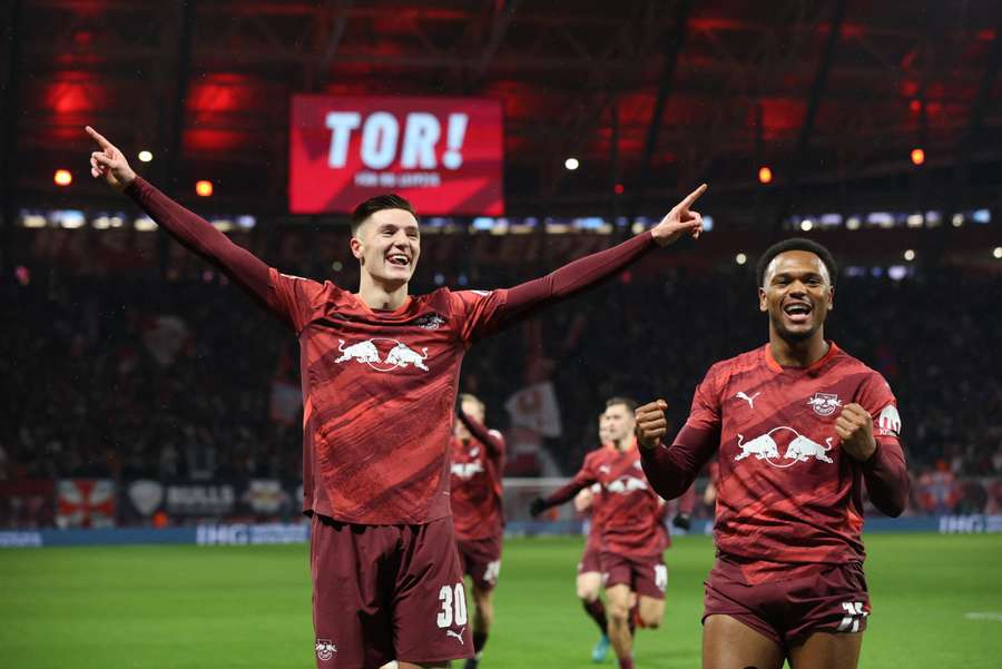 Sesko et Openda célébrant le 1-0.
