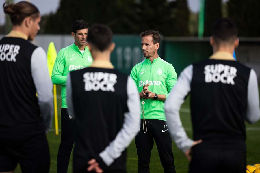 João Pereira em conversa com os jogadores