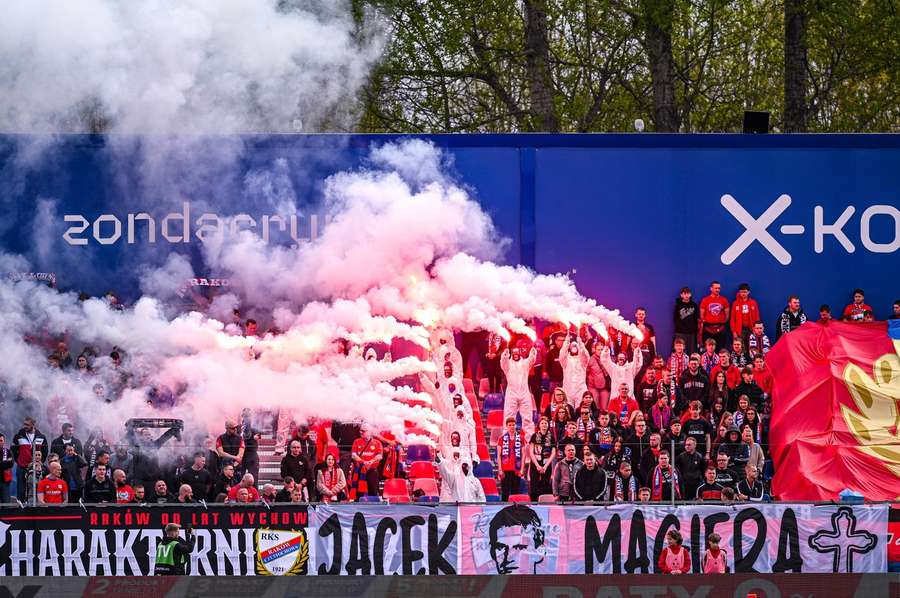 Kibice podczas meczu 29. kolejki Ekstraklasy sezonu 2025/2026 pomiędzy Rakowem Częstochowa a Cracovią w Częstochowie.