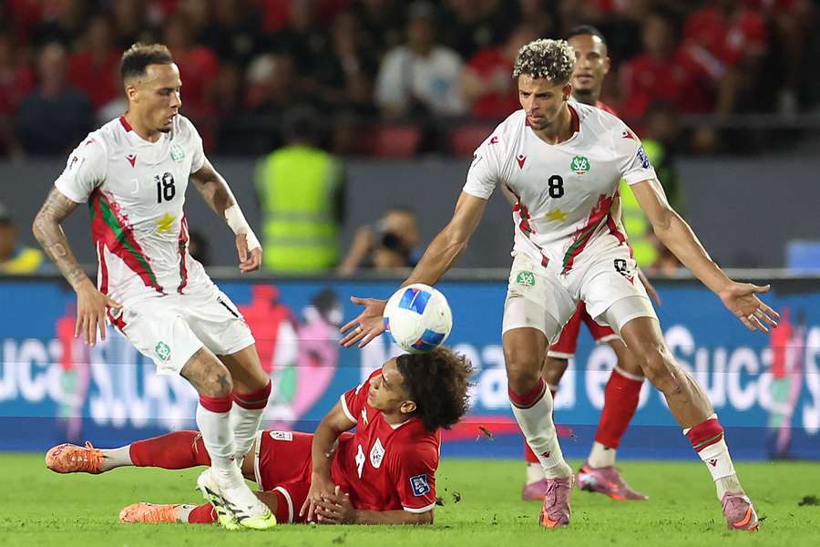 Justin Lonwijk, de Surinam, tras recuperar un balón