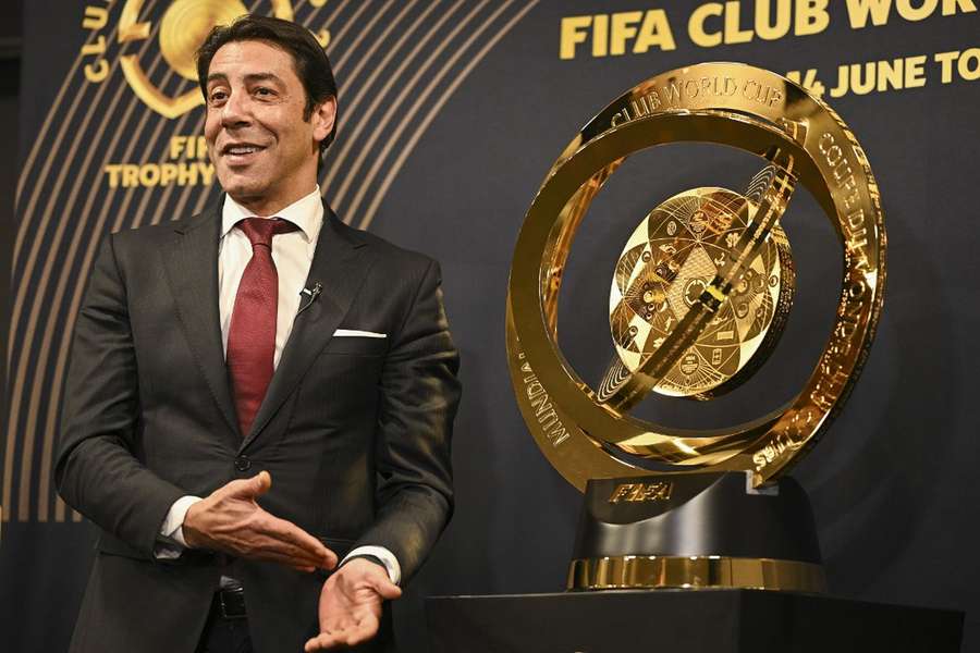 Rui Costa com o novo troféu do Mundial de Clubes