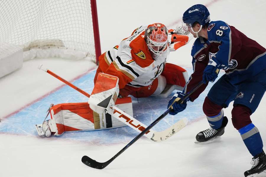 Lukáš Dostál (Anaheim) a Martin Nečas (Colorado). Lukáš Dostál (Anaheim) a Martin Nečas (Colorado).
