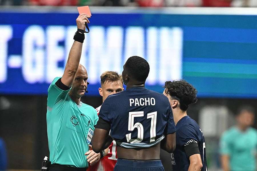 William Pacho viděl v utkání proti Bayernu červenou kartu.
