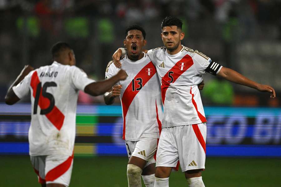 Perú celebra el gol de Miguel Araujo