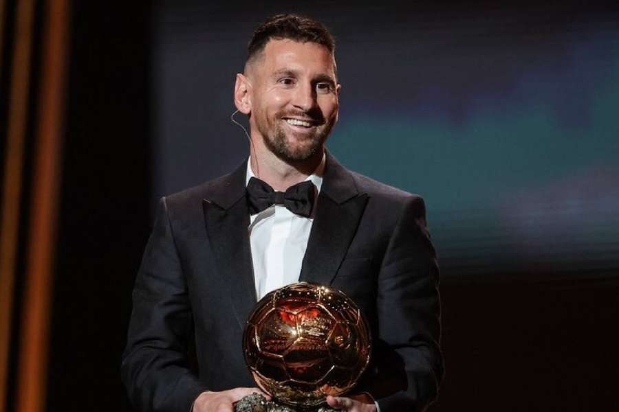 Messi vence pela oitava vez o prêmio Bola de Ouro da France Football