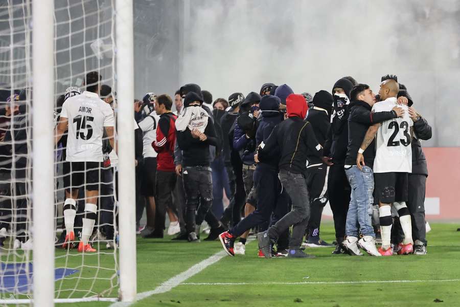 Torcedores do Colo-Colo invadiram o gramado após confusão contra Fortaleza