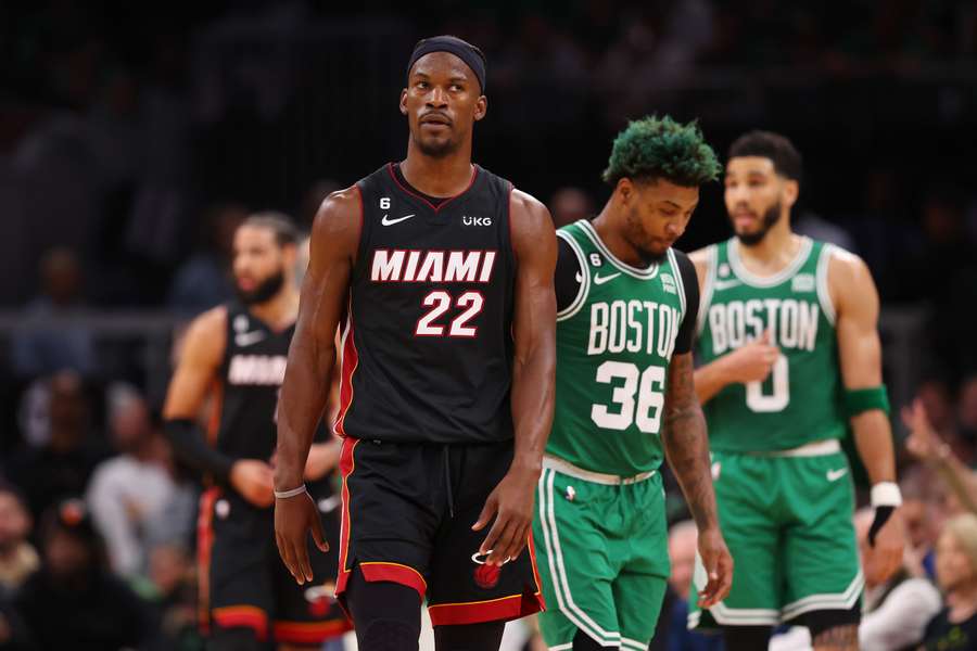 Jimmy Butler (li.) von den Miami Heat, neben dem erfolglosen Marcus Smart von den Boston Celtics