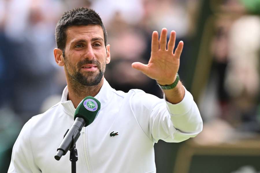 Serb Novak Djokovic wzrusza się, przemawiając po pokonaniu Hiszpana Carlosa Alcaraza 