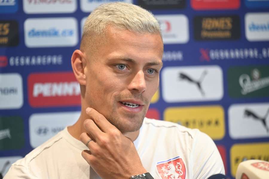Holeš mluvil se zástupci médií na tiskové konferenci. Holeš mluvil se zástupci médií na tiskové konferenci.