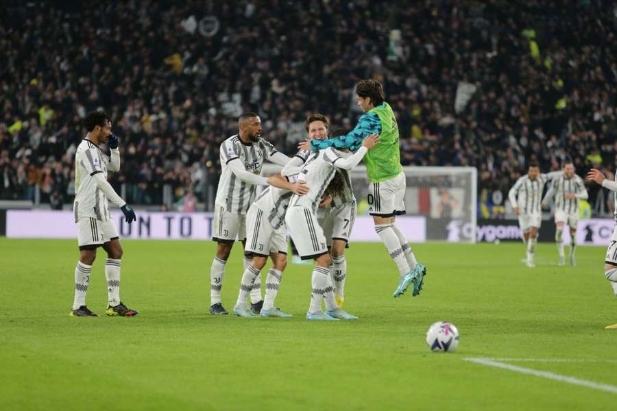 Jucatorii lui Juventus sarbatoresc victoria în meciul considerat derby-ul campionatului italian