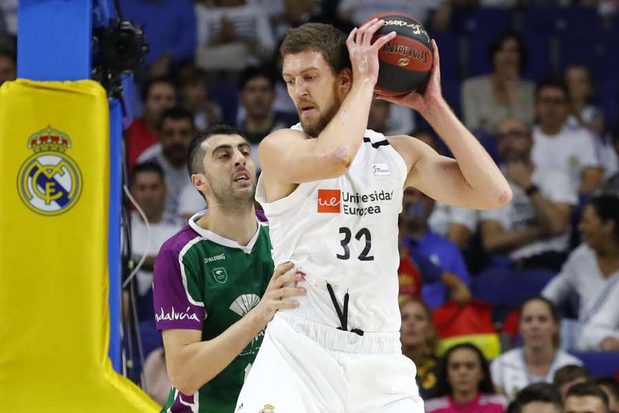 Ognjen Kuzmic, ante Giorgi Shermadini en un Real Madrid-Unicaja