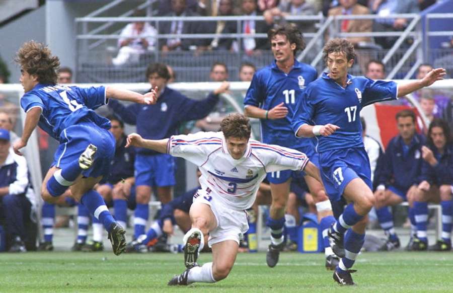 Le défenseur italien Fabio Cannavaro, le défenseur français Bixente Lizarazu et les milieux italiens Dino Baggio et Francesco Moriero à la lutte pour le ballon lors du quart de finale de la Coupe du monde 1998 entre la France et l'Italie, au Stade de France, à Saint-Denis, le 3 juillet 1998. Le défenseur italien Fabio Cannavaro, le défenseur français Bixente Lizarazu et les milieux italiens Dino Baggio et Francesco Moriero à la lutte pour le ballon lors du quart de finale de la Coupe du monde 1998 entre la France et l'Italie, au Stade de France, à Saint-Denis, le 3 juillet 1998.