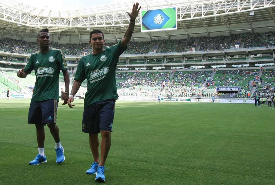 Dudu (dir.) em sua apresentação com reforço do Verdão em 2015 Dudu (dir.) em sua apresentação com reforço do Verdão em 2015