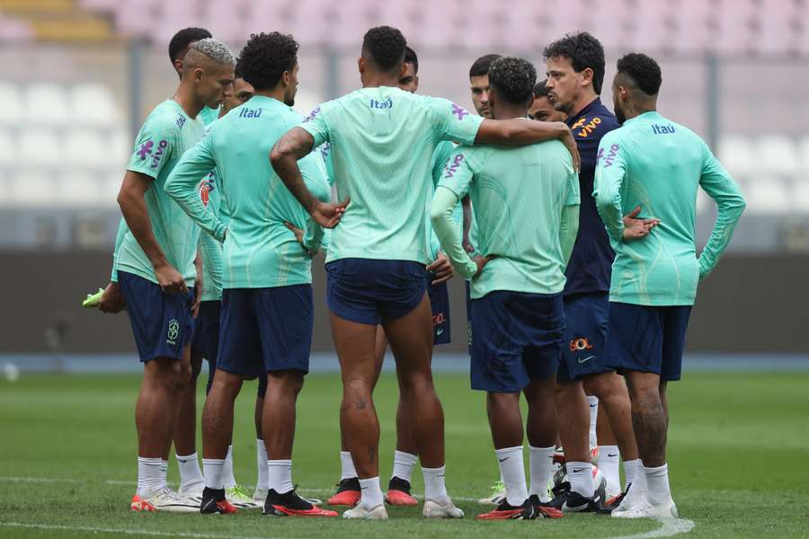 Diniz conversa com titulares em treino no Estádio Nacional de Lima