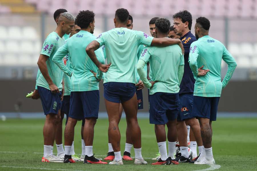 Diniz conversa com titulares em treino no Estádio Nacional de Lima