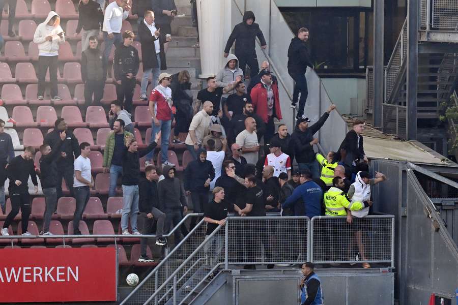 Onrust op de tribune nabij het uitvak tijdens Utrecht - Go Ahead Eagles