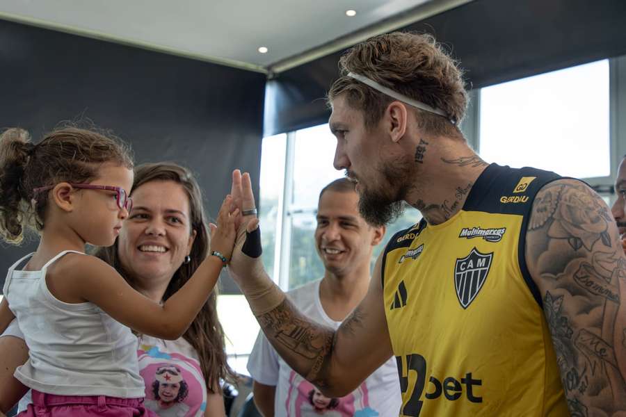 Julinha marcou presença no CT do Galo durante a semana