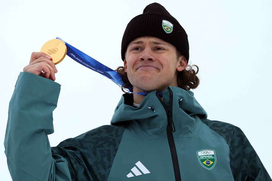 Lucas Pinheiro Braathen präsentiert seine Goldmedaille