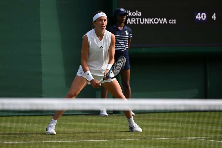 Bartůňková první duel ve Wimbledonu zvládla.