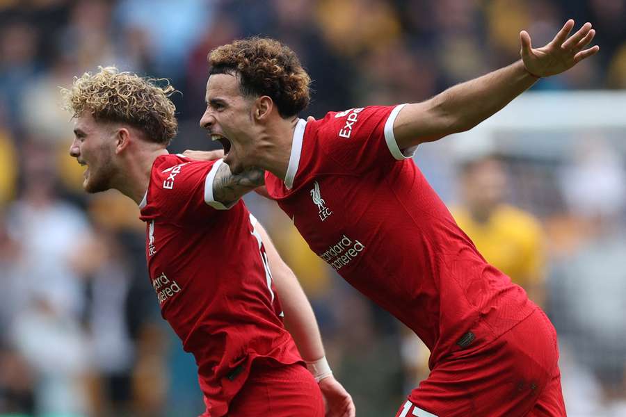 Harvey Elliott (l.) und Curtis Jones (r.) feiern Liverpools Treffer zum 3:1.