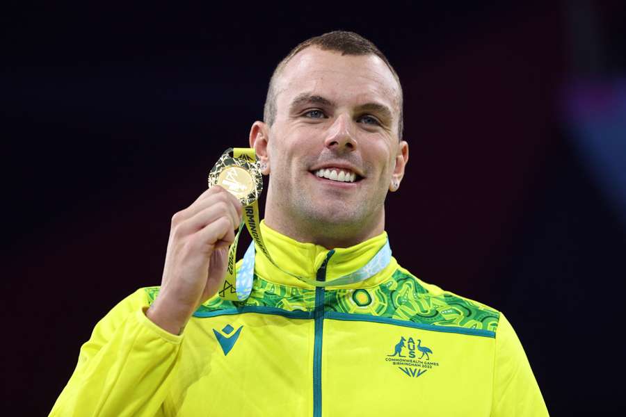 Kyle Chalmers sărbătorește pe podium în timpul ceremoniei de decernare a medaliilor la 100 m liber masculin la Jocurile Commonwealth-ului de anul trec