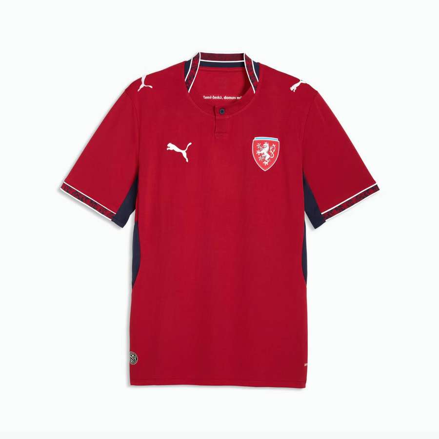 České dresy pro domácí duely mají klasickou červenou barvu.