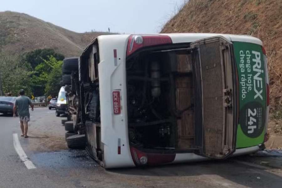 Ônibus que levava delegação para a partida contra o Flamengo Imperadores tombou próximo de Piraí, no Rio