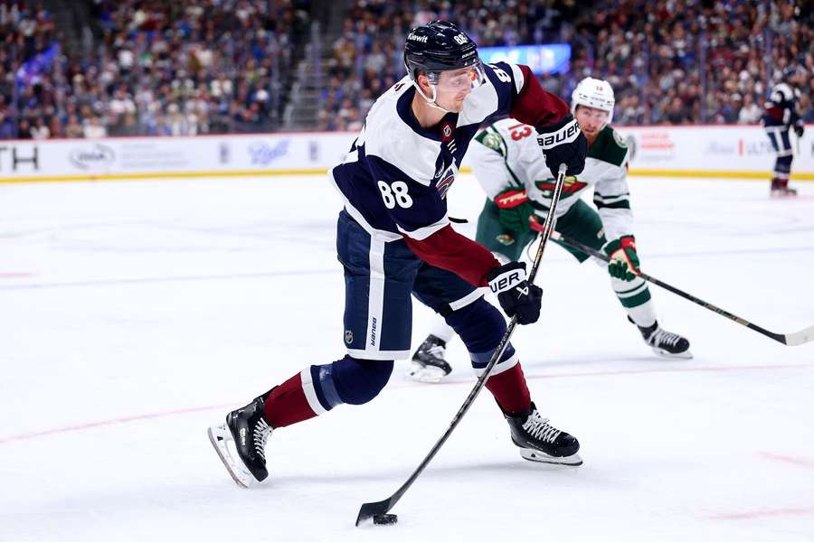 Martin Nečas střílí na bránu Minnesoty.