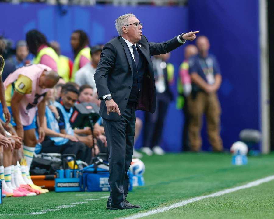 Ancelotti durante o duelo com Japão