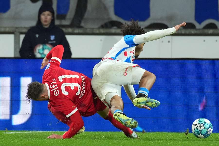 Het moment dat Beukema zich blesseert en een penalty veroorzaakt