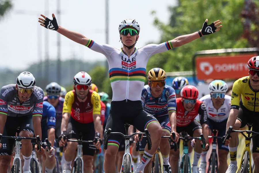 Pogacar przed Vingegaardem w pierwszym etapie Criterium du Dauphine