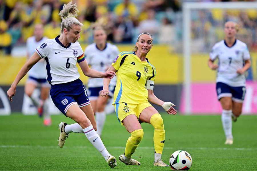  Leah Williamson van Engeland in actie met Kosovare Asllani Bjorn van Zweden